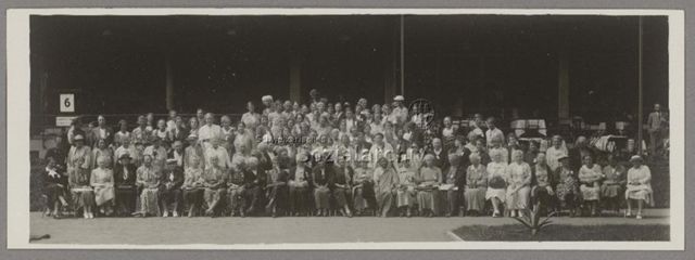 Gruppenbild der Teilnehmerinnen des Kongresses der Internationalen Frauenliga für Frieden und Freiheit in Prag, 1929, Anita Augspurg und Lida Gustava Heymann in vorderster Reihe 11. bzw. 10. von rechts