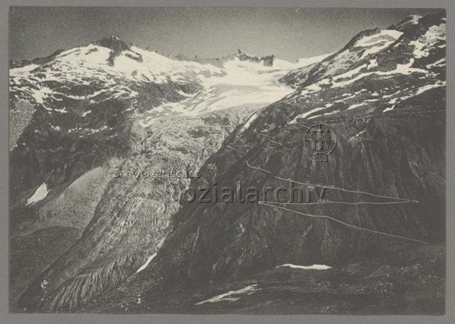 Der Rhonegletscher und die Furkastrasse. Der Rhonegletscher sinkt aus der grossen Schneemulde (Triftgletscher) des mächtigen Winterberggrates herab, imponiert durch seine umgewälzten Massen und zeichnet sich durch Grösse, muschelförmige Ausbreitung und die Reinheit des Eises aus [...]