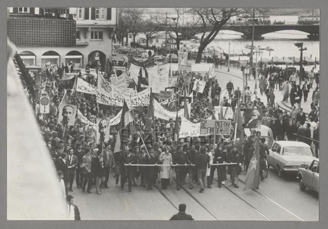 1. Mai, Demonstrationszug Neue Linke, Transparente, Fahnen, Tafeln mit den Bildern von Ho Chi Minh und Karl Marx, Limmatquai, Zürich, 1968