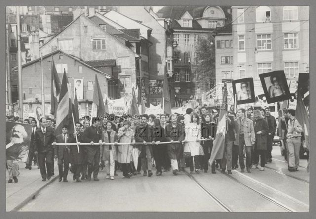 1. Mai 1968 in Zürich: Demonstrationszug auf der Uraniabrücke (Neue Linke)