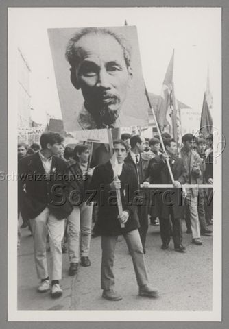 Demonstrierende, Tafel mit dem Bild von Ho Chi Minh, vermutlich 1. Mai, Zürich, 1968