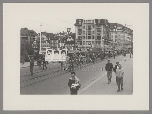 1. Mai, Umzug, Kurdengruppe, Transparente, u.a. der ERNK (Nationale Befreiungsfront Kurdistans), Basel, 1985