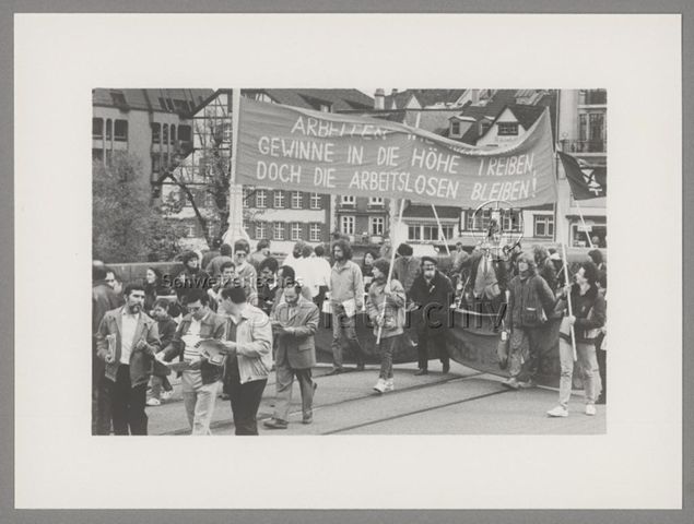 1. Mai, Umzug, Transparent "Arbeiten [...], Gewinne in die Höhe treiben, doch die Arbeitslosen bleiben", Basel, 1985