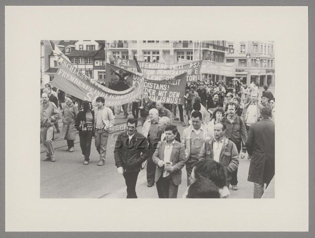 1. Mai, Umzug, Transparent "Schluss mit Rassismus und Fremdenfeindlichkeit, SP Basel -Stadt", Basel, 1985