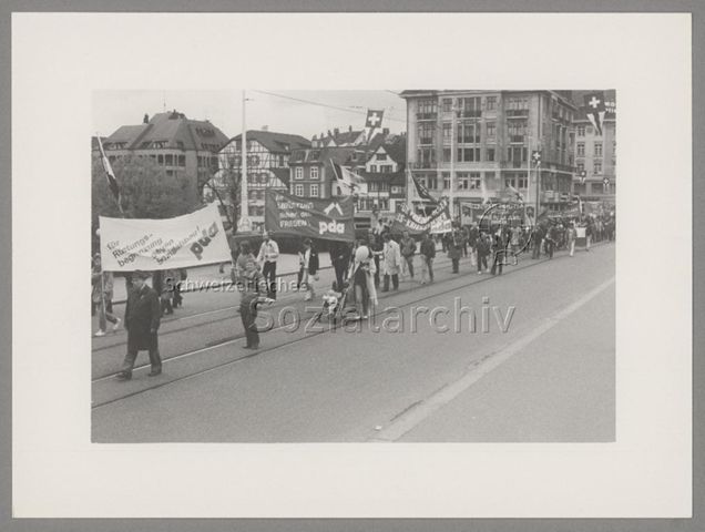 1. Mai, Umzug, Transparente "Für Rüstungsbegrenzung, gegen Sozialabbau! PdA", "Nur Abrüstung sichert den Frieden! PdA", "Für Frieden, gegen US-Kriegstreiber, PdA", Basel, 1985