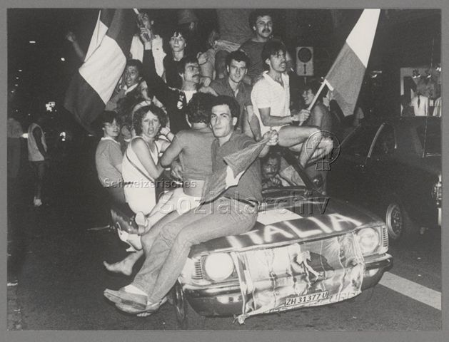 Sportbegeisterung und Stolz auf die Heimat mit italienischem Temperament in der Zürcher Langstrasse am Abend als Italien Fussball-Weltmeister wurde, Juli 1982