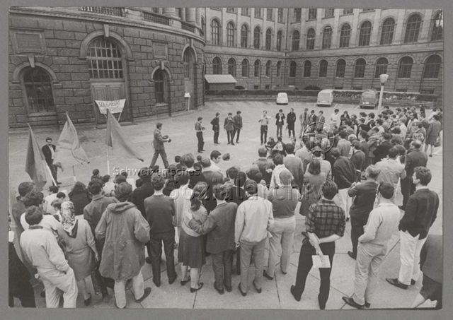Solidaritätsveranstaltung für Studentenbewegung in Frankreich, Banner "Solidarität mit französischen Arbeitern + Studenten", vor der ETH Zürich, 1968