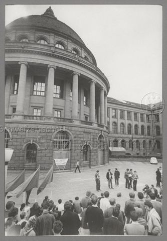 Solidaritätsveranstaltung für Studentenbewegung in Frankreich, Banner "Solidarität mit französischen Arbeitern + Studenten", vor der ETH Zürich, 1968
