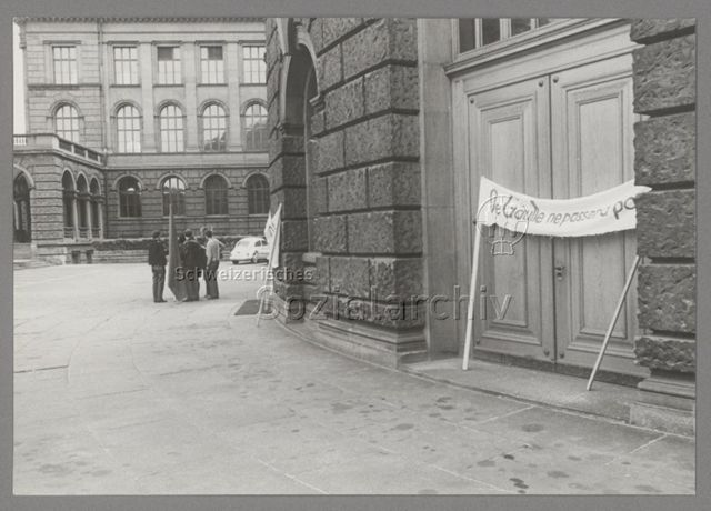 Solidaritätsveranstaltung für die Studierenden in Frankreich, Banner "De Gaulle ne passera pas",  vor der ETH Zürich, 1968