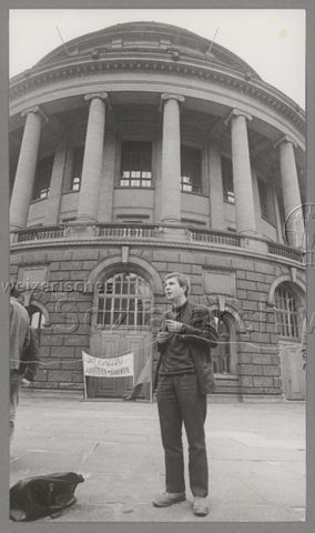Französischer Studentenvertreter referiert an einer Solidaritätsveranstaltung vor der ETH Zürich, Banner "Solidarität mit französischen Arbeitern + Studenten", 1968