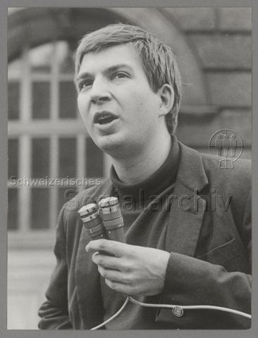 Französischer Studierendenvertreter referiert an einer Solidaritätsveranstaltung vor der ETH-Zürich, 1968