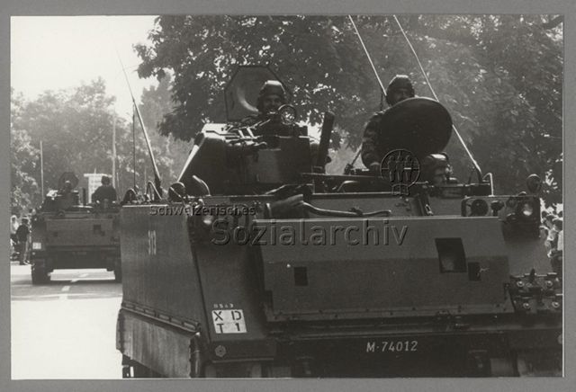 Militärparade des Infanterieregiments 27 der Schweizer Armee, defilierende Soldaten in Panzern beim Vorbeimarsch am Mythenquai Zürich, 20.09.1984