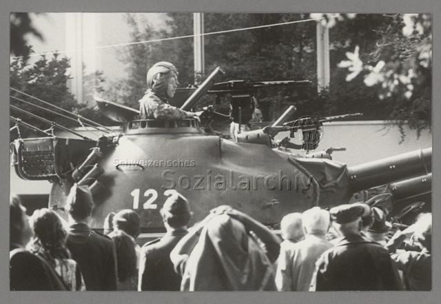Militärparade des Infanterieregiments 27 der Schweizer Armee, defilierende Soldaten in Panzern beim Vorbeimarsch am Mythenquai Zürich, 20.09.1984