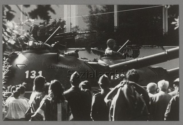 Militärparade des Infanterieregiments 27 der Schweizer Armee, defilierende Soldaten in Panzern beim Vorbeimarsch am Mythenquai Zürich, 20.09.1984