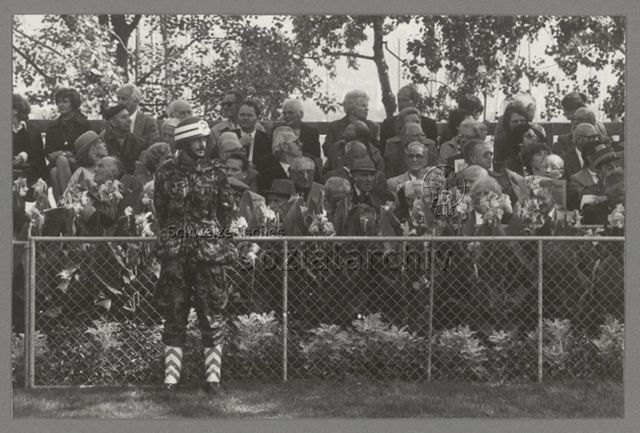 Militärparade des Infanterieregiments 27 der Schweizer Armee, Militärpolizist vor dem Publikum beim Vorbeimarsch am Mythenquai Zürich, 20.09.1984