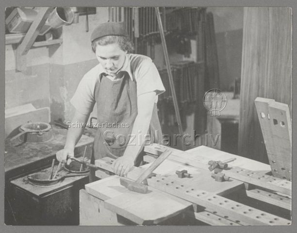 Lehrtochter Marie Högger bei ihrer Ausbildung zur Schreinerin, 1940