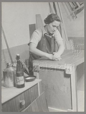 Lehrtochter Marie Högger bei ihrer Ausbildung zur Schreinerin, 1940