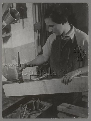 Lehrtochter Marie Högger bei ihrer Ausbildung zur Schreinerin, 1940