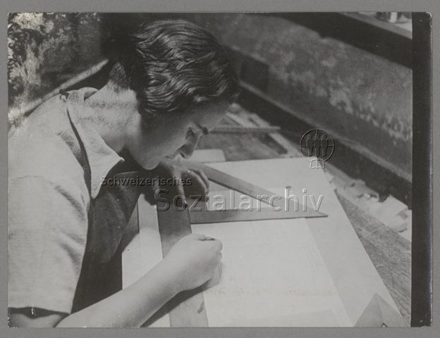 Lehrtochter Marie Högger bei ihrer Ausbildung zur Schreinerin, 1940