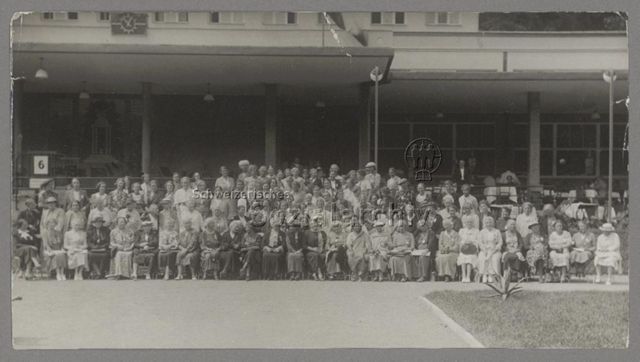 Gruppenbild der Teilnehmerinnen des Kongresses der Internationalen Frauenliga für Frieden und Freiheit in Prag, 1929, Anita Augspurg und Lida Gustava Heymann in vorderster Reihe 11. bzw. 10. von rechts