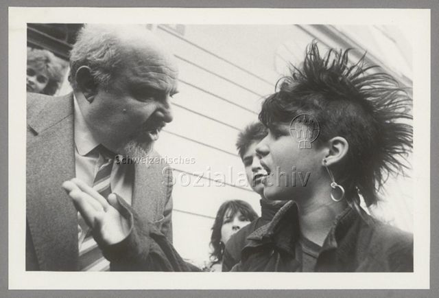 Öffentliche Diskussion mit Jugendlichen und Regierungsrat Hans-Rudolf Striebel, vermutlich im Rahmen von Sandoz-Chemieunfall Schweizerhalle, November 1986, Basel