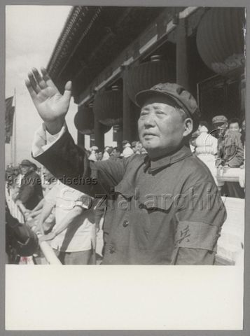 De la tribune de Tien An Men, notre grand éducateur, grand guide, grand commandant en chef, grand pilote, le president Mao salue de la main le million de révolutionnaires venus célébrer la grande révolution culturelle prolétarienne.