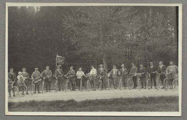 Radfahrer, Radfahrerinnen, Fahne "Arbeiter-Radfahrer 'Solidarität' Wiedikon-Zürich", um 1925