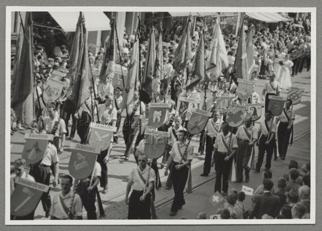 1. Mai, Umzug, Fahnen, Tafeln mit Berufsbezeichnungen, Basel, 1951