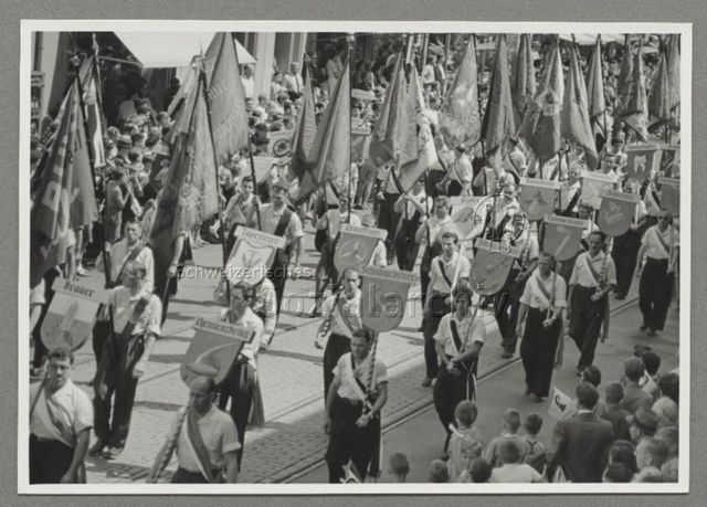1. Mai, Umzug, Fahnen, Tafeln mit Berufsbezeichnungen, Basel, 1951