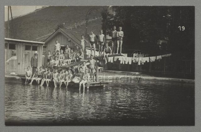 Kinder in einem Freibad, um 1930