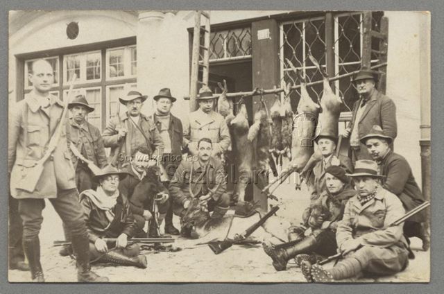 Jagdgesellschaft vor dem Restaurant Schlossberg, Villigen, um 1930