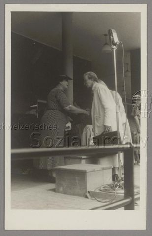 Lida Gustava Heymann und Anita Augspurg (?) im Gespräch mit weiterer Frau im Rahmen des Kongresses der Internationalen Frauenliga für Frieden und Freiheit (IFFF/WILPF) in Prag, 1929