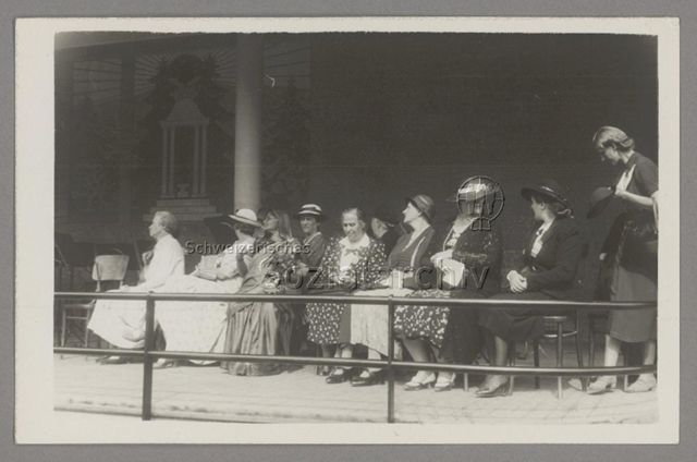 Frauen (u.a. Lida Gustava Heymann ganz links) im Rahmen des Kongresses der Internationalen Frauenliga für Frieden und Freiheit (IFFF/WILPF) in Prag, 1929
