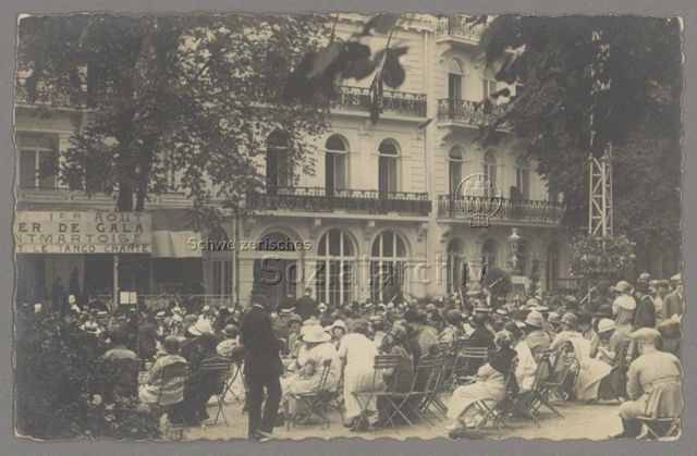 1. August-Feier auf dem Vorplatz eines Hotels (lesbar sind: "Restaurant Terrasse", "Hotel les Bains"), ca. 1910 (Kontext unklar)