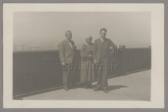 Ferdinand Fluck, Anny Förtsch und Willy Nöthiger (rechts?) in Paris