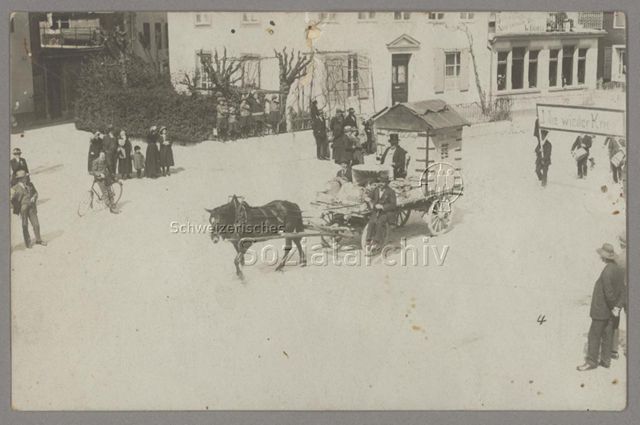 Antikriegsdemonstration mit Pferdewagen und Transparent ("Nie wieder Krieg")