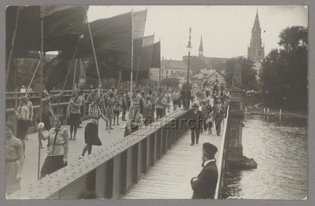 Sozialistische Demonstration (ev. organisiert durch Bodensee-Internationale), vermutlich Fahnenträgerinnen und Fahnenträger der Sozialistischen Arbeiterjugend Zürich SAJ, Transparent "Sozialismus", Brücke, Konstanz, um 1930