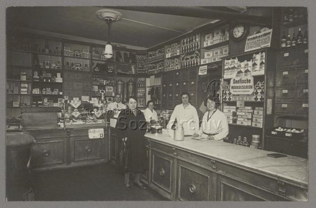 Rosel Iltis, Filialleiterin im Konsumverein Mannheim [spätere Ehefrau von Jakob "Tomi" Lechleiter], Mai 1932