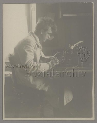 Ernst Weber mit Schreibmaschine, um 1925
