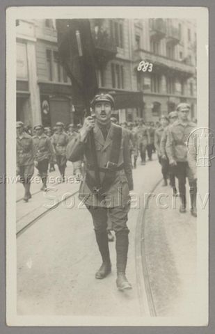 Jakob "Joggi" Herzog in der Arbeiterschutzwehr, mit Fahne marschierend, ev. an einem 1. Mai, um 1930