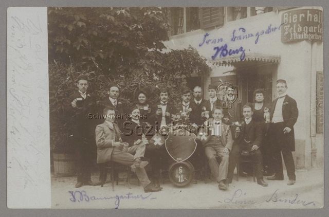 Männer und Frauen mit Bierkrügen vor der Bierhalle Feldgarten von J. Baumgartner, vermutlich Zürich oder Umgebung, 1906 (Poststempel)