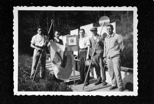 "Vor dem Scheibenstand in Unterentfelden, 1930"