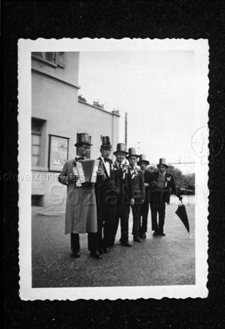 "Rekrutenaushebung 'Stäcklimusterig', Stellungspflichtige aus Unterentfelden vor dem Bahnhof Wildegg, 1936"