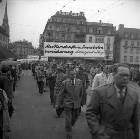 1. Mai, Umzug, Transparent "Mutterschafts- und Invalidenversicherung dringend nötig", Zürich, um 1950
