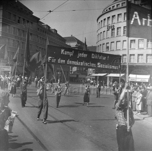 1. Mai, Umzug, Transparent "Kampf jeder Diktatur! Für den demokratischen Sozialismus!", Zürich, um 1960
