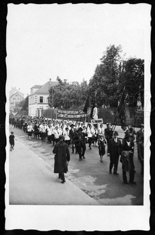 1. Mai, Umzug, Fahnenträger, Bub mit Tafel "V. Gruppe", Sportlerinnen, Transparent "Weg vom patriotischen Sport. Schliest [sic] euch dem Arbeitersport an", Basel, um 1923