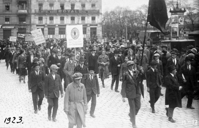 1. Mai, Umzug, im Hintergrund das Hotel Habis Royal beim Hauptbahnhof, Zürich, 1923