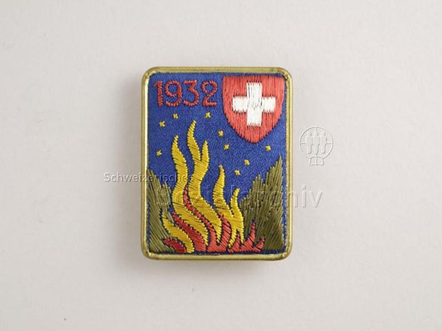 1932