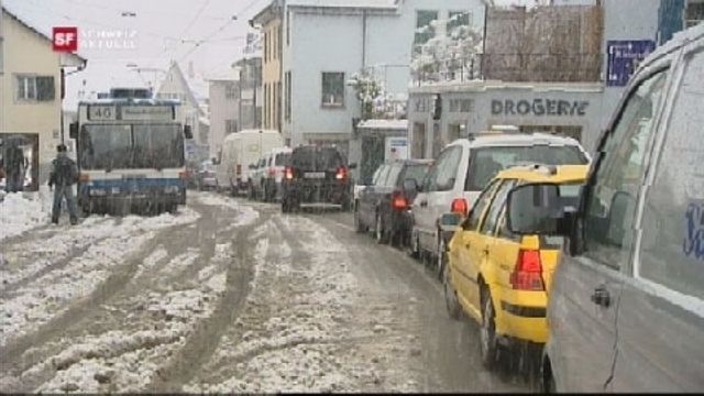 Verkehrschaos nach Schneefällen