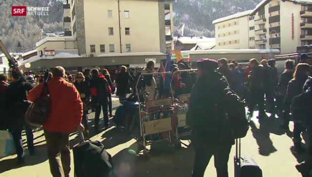 Touristen und Verkehr im autofreien Zermatt
